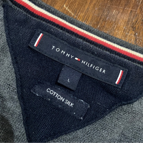 Tommy Hilfiger Sz L Mens Knit Sweater Grey Logo V-Neck Pullover Jumper - Picture 4 of 14
